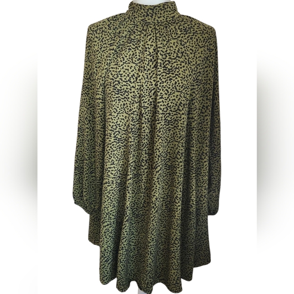H&M Dresses & Skirts - H&M Green Black Oversized Leopard Print Dress. Size 12